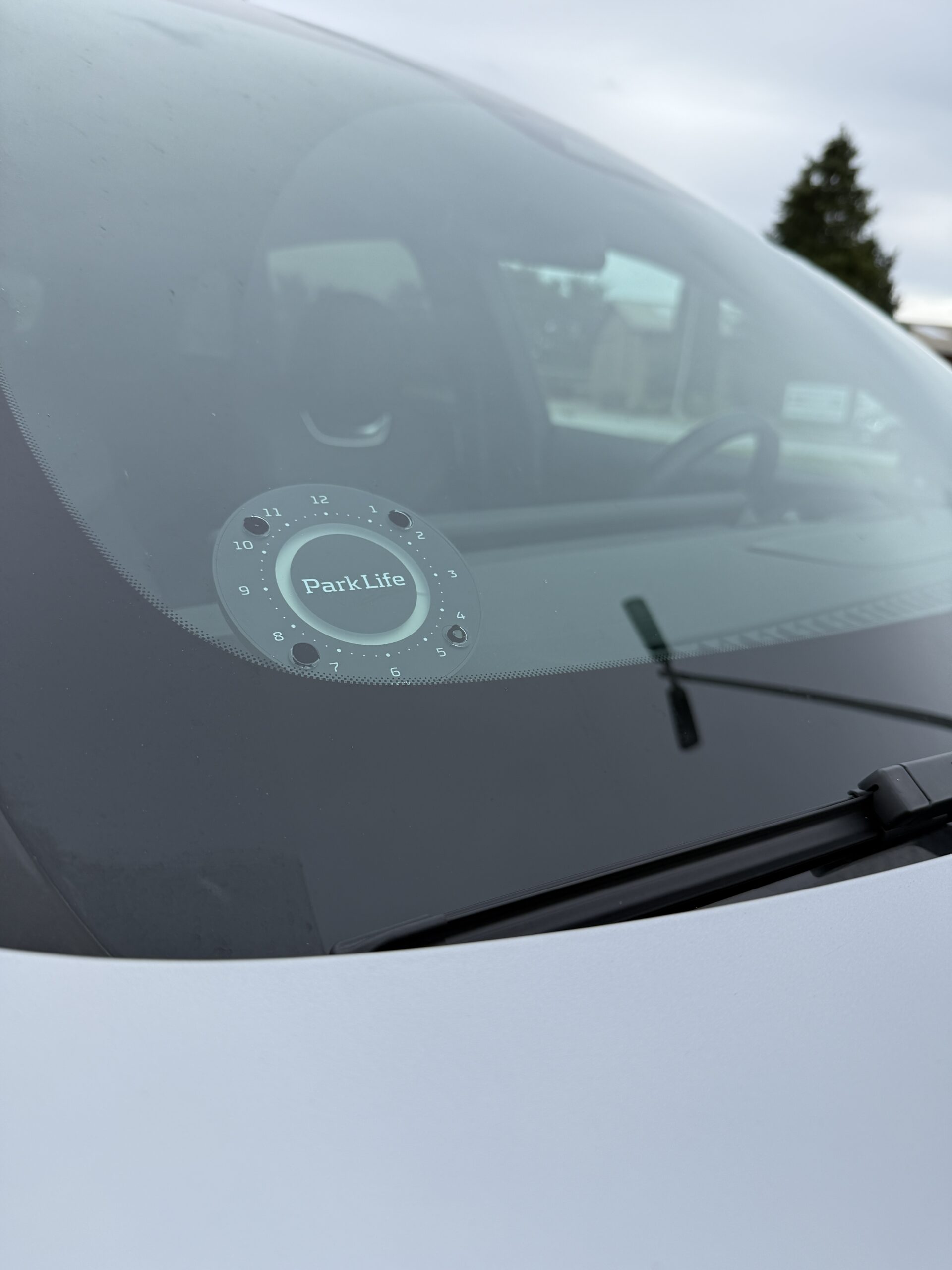 Nærbillede af Park Life elektronisk p-skive i bilens forrude