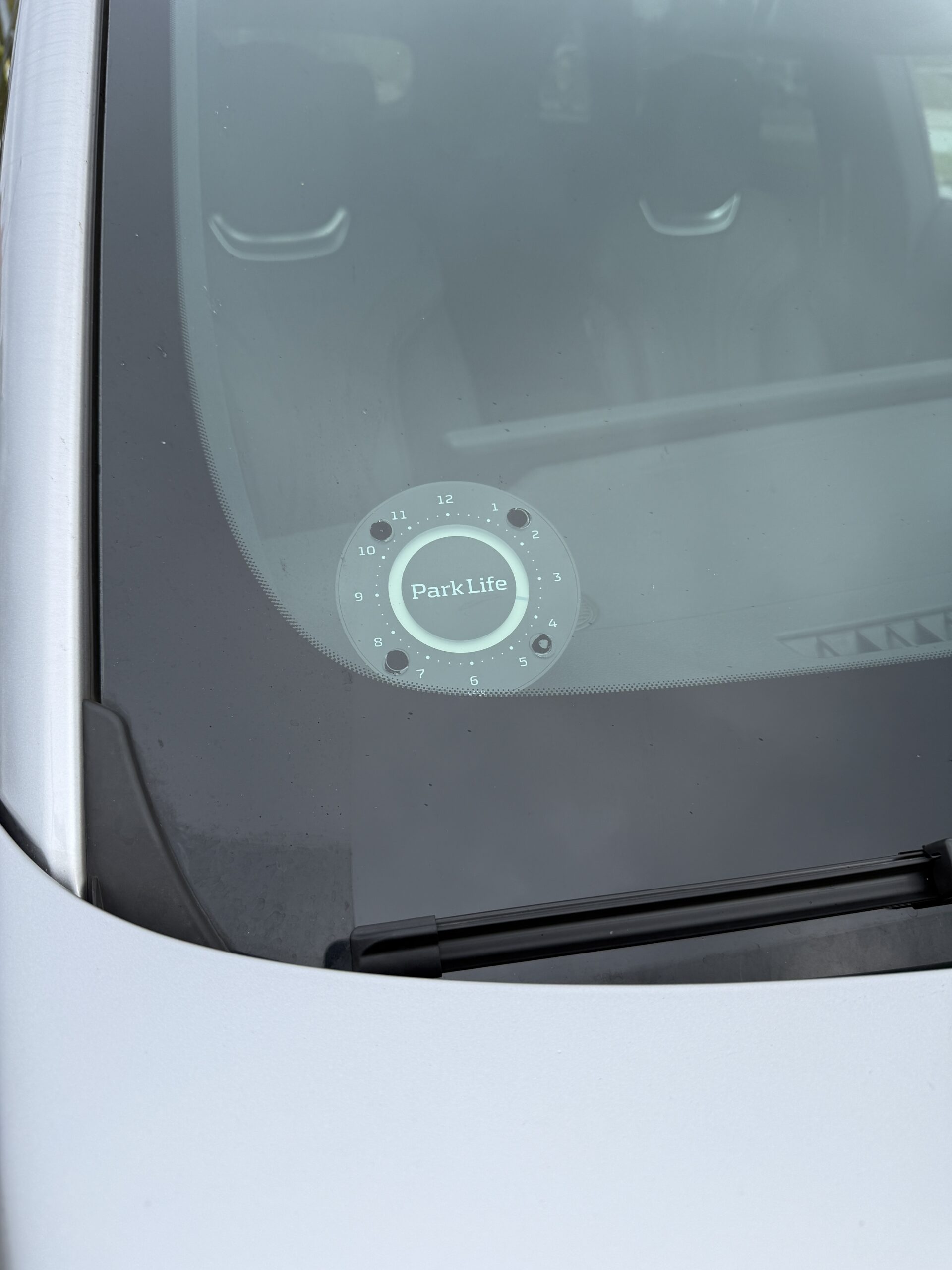 Park Life elektronisk p-skive monteret i forruden på XPENG G9