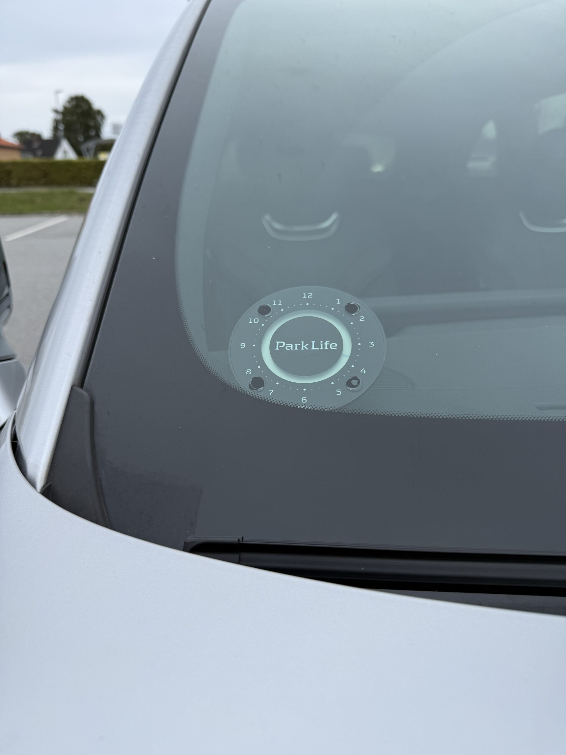 Park Life elektronisk p-skive monteret i forruden på XPENG G9
