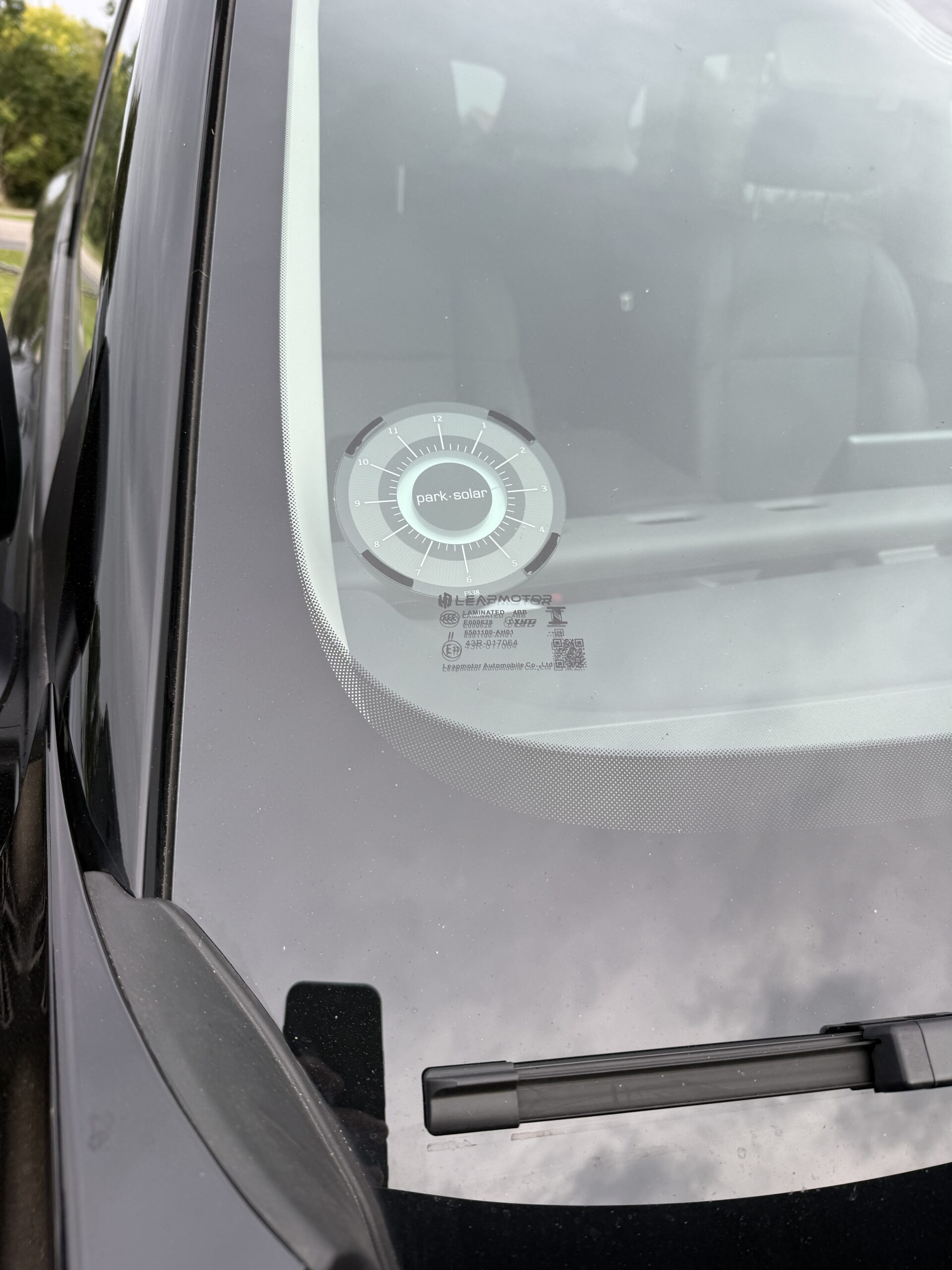 ParkOne Solar monteret nederst i forruden på Leapmotor B10