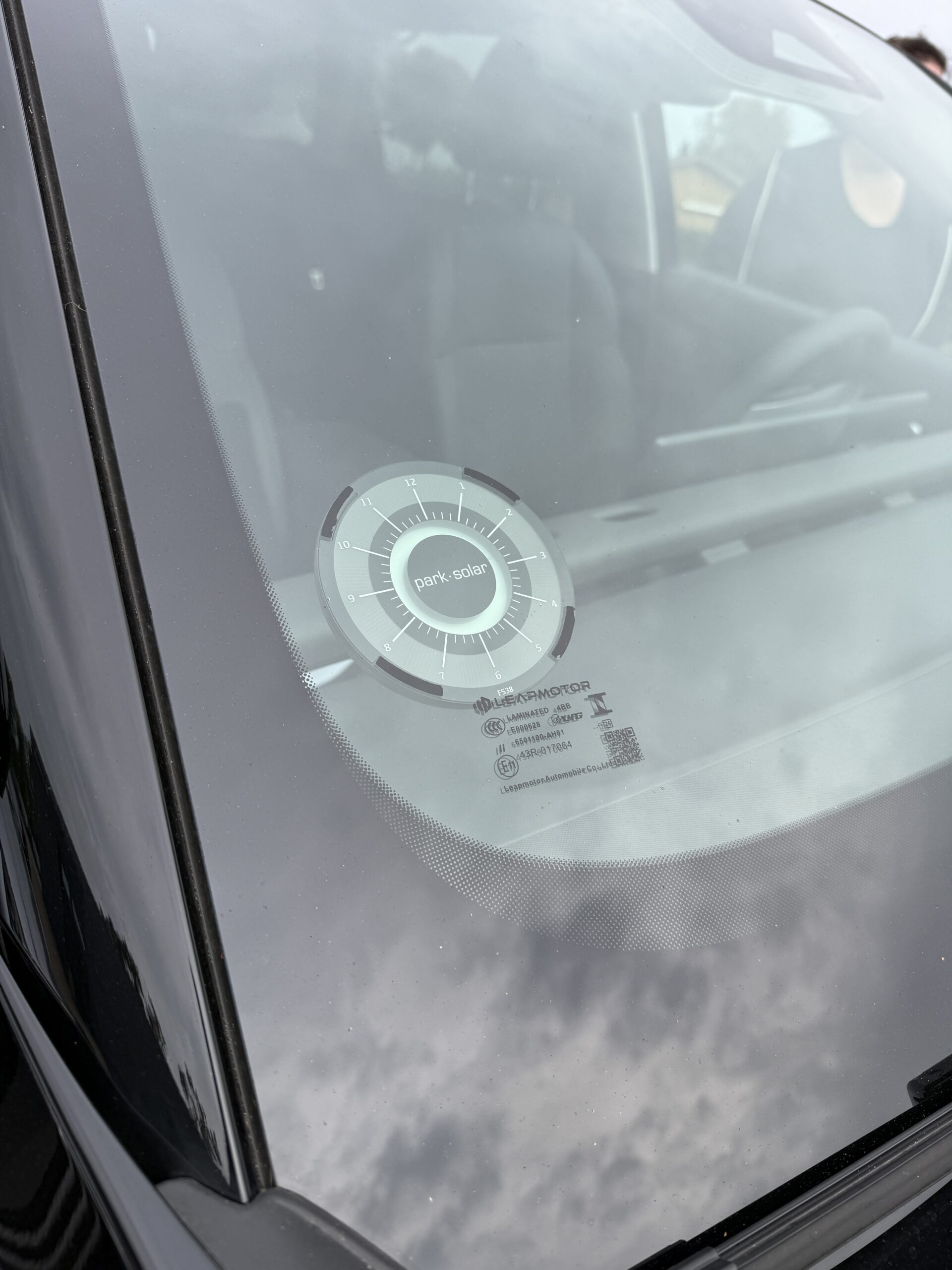 Nærbillede af ParkOne Solar p-skive i Leapmotor B10